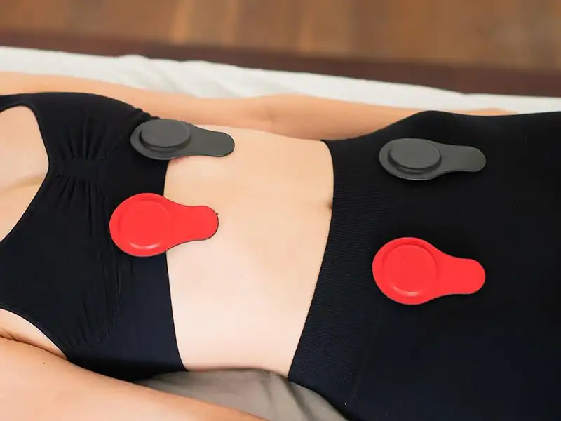 Imanes colocados sobre el abdomen